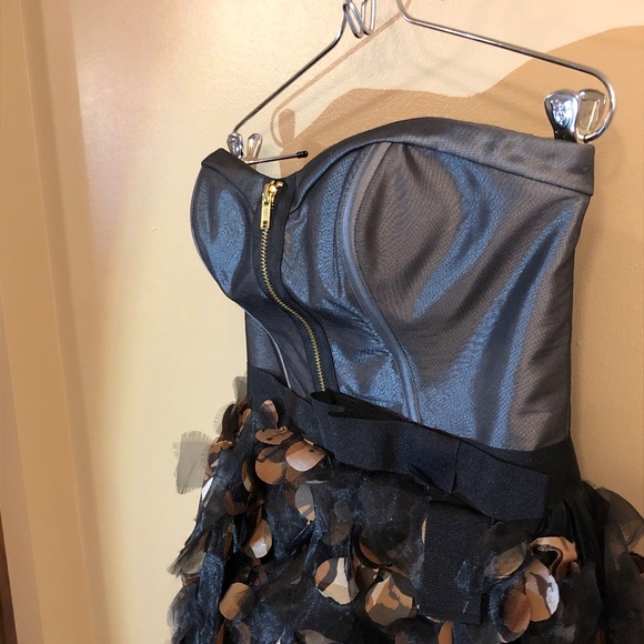 Straples Homecoming or prom dress - Picture 4 of 8